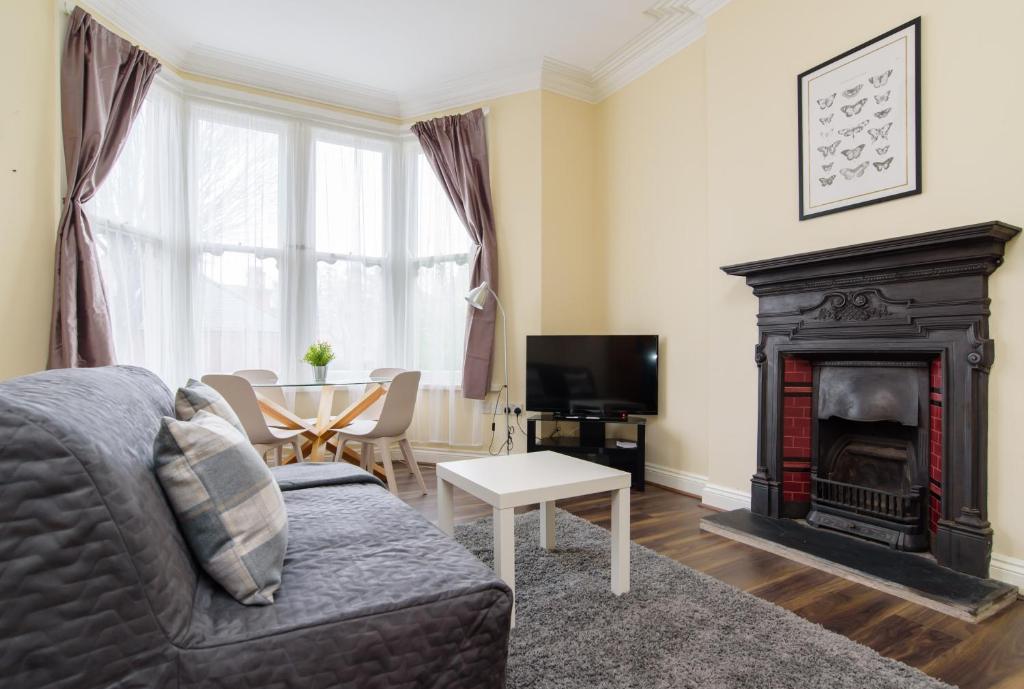 Characterful One Bedroom Apartment by Roath Park!, Cardiff, UK