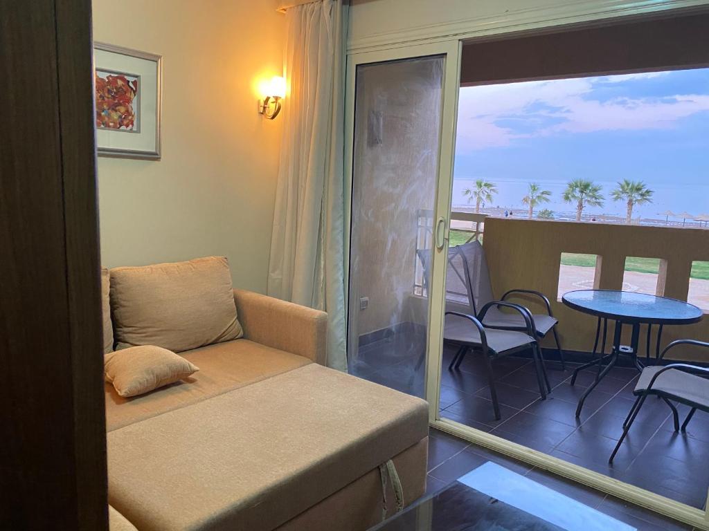 A seating area at Porto South Beach Royal Sea view families صف اول بحر مباشر