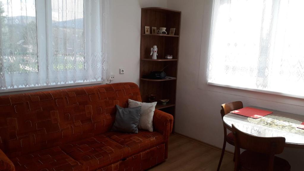 uma sala de estar com um sofá e uma mesa em Rodinný dom u Veroniky em Snina