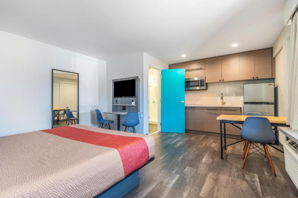 ein Hotelzimmer mit einem Bett und einer Küche in der Unterkunft Solo Motel Broadway in Los Angeles