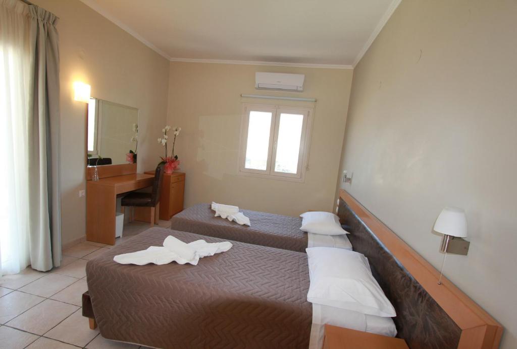 Postel nebo postele na pokoji v ubytování Cosmos Hotel