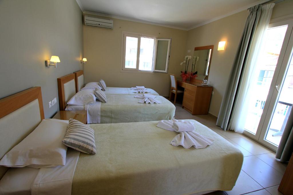 Postel nebo postele na pokoji v ubytování Cosmos Hotel