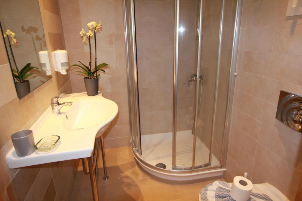 Koupelna v ubytování Cosmos Hotel