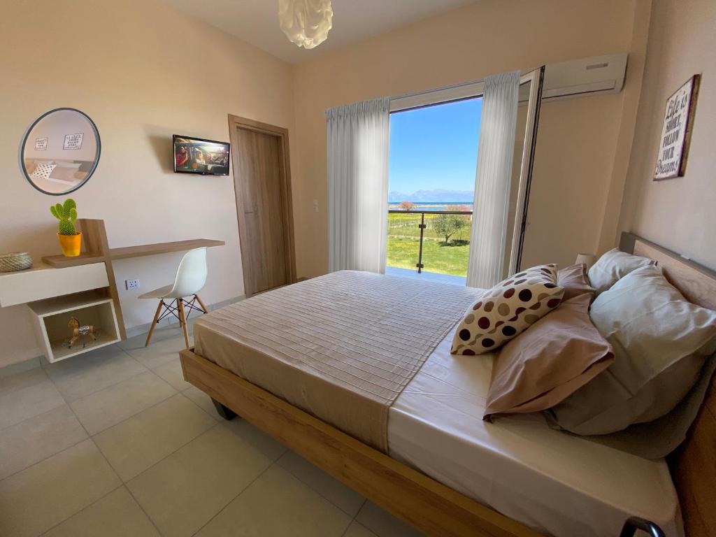 Postel nebo postele na pokoji v ubytování Megali Beach Nikos