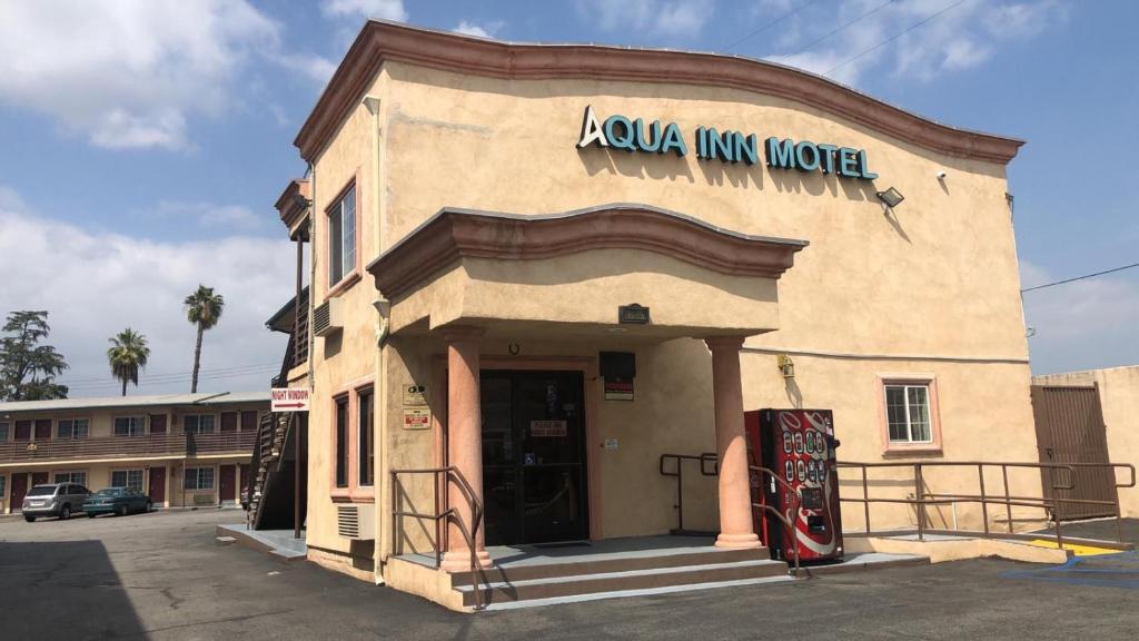 ein Koda-King-Musikgeschäft auf einem Parkplatz in der Unterkunft Aqua Inn Motel in El Monte