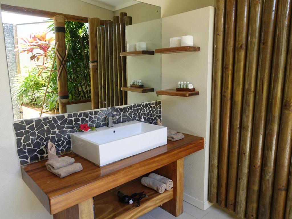 un bagno con lavandino bianco su un bancone in legno di Blue Lagoon Beach Resort a Nacula Island