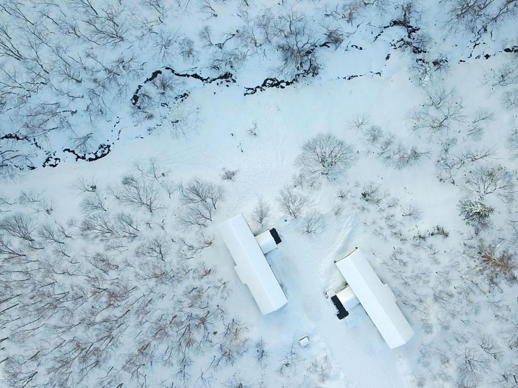 an aerial view of two benches in the snow at Shakuzen in Niseko