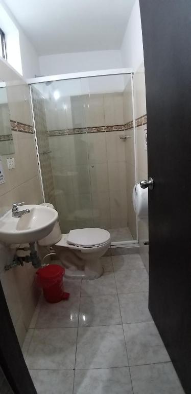 Koupelna v ubytování hotel medellin calasanz