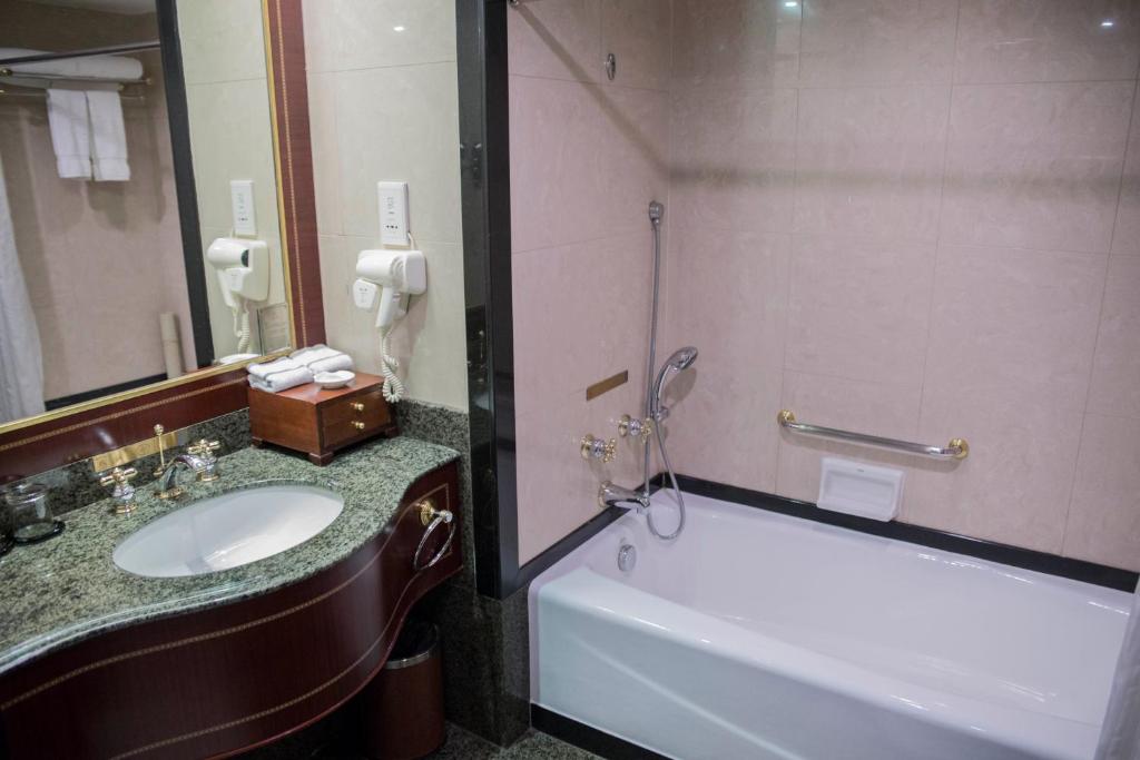 Koupelna v ubytování Regal Palace Hotel