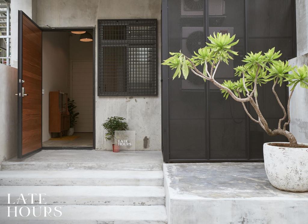 Late Hours - отзывы и видео