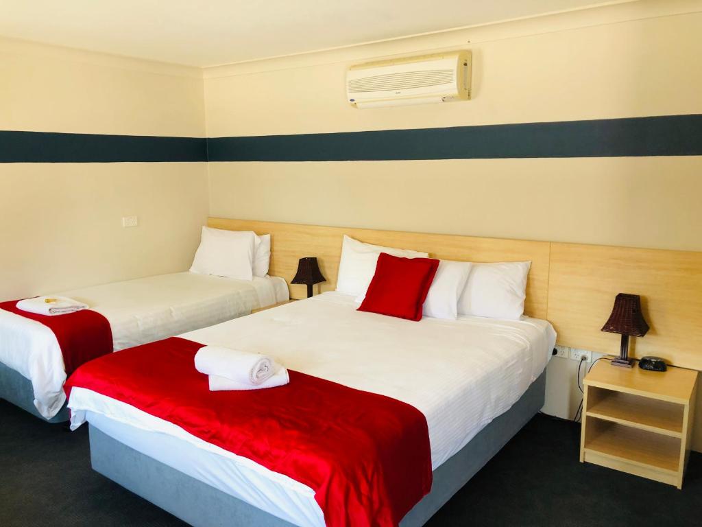 Postel nebo postele na pokoji v ubytování Red Cedar Motel
