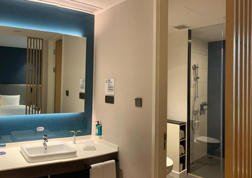 Koupelna v ubytování Holiday Inn Express Shanghai Kangqiao by IHG