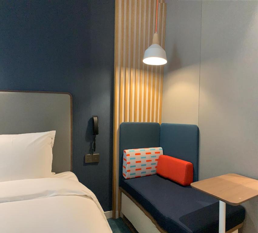 Postel nebo postele na pokoji v ubytování Holiday Inn Express Shanghai Kangqiao by IHG