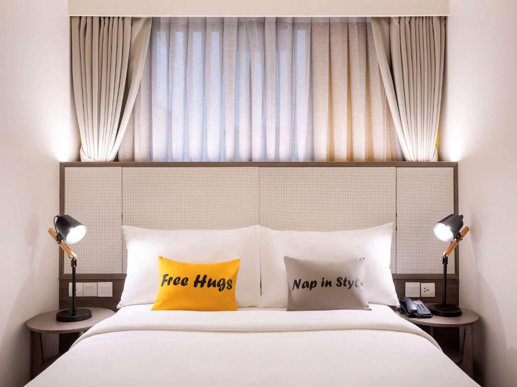 Postel nebo postele na pokoji v ubytování ibis Styles Siem Reap