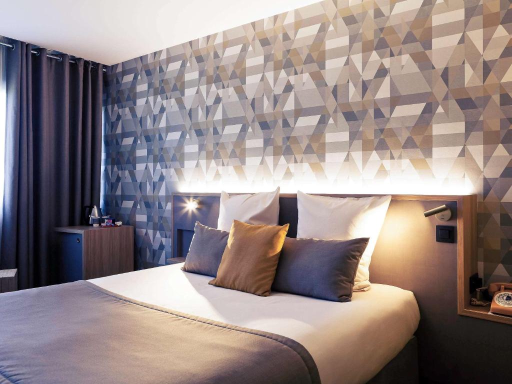 Postel nebo postele na pokoji v ubytování Mercure Lyon Charbonnières