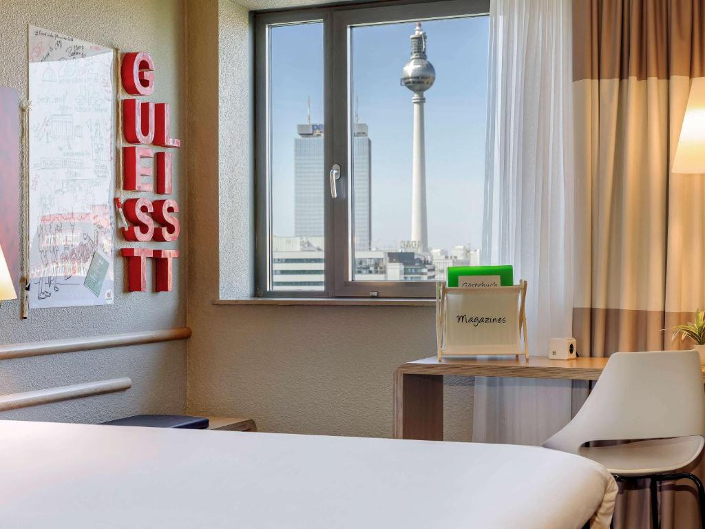 Postel nebo postele na pokoji v ubytování ibis Berlin Mitte