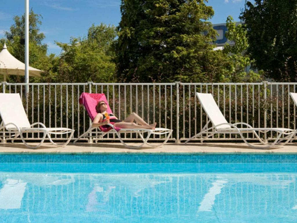 Het zwembad bij of vlak bij Novotel Paris Créteil Le Lac