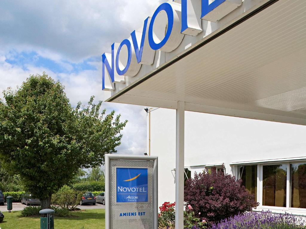 a nundai sign in front of a mobil gas station at Novotel Amiens Pôle Jules Verne in Boves