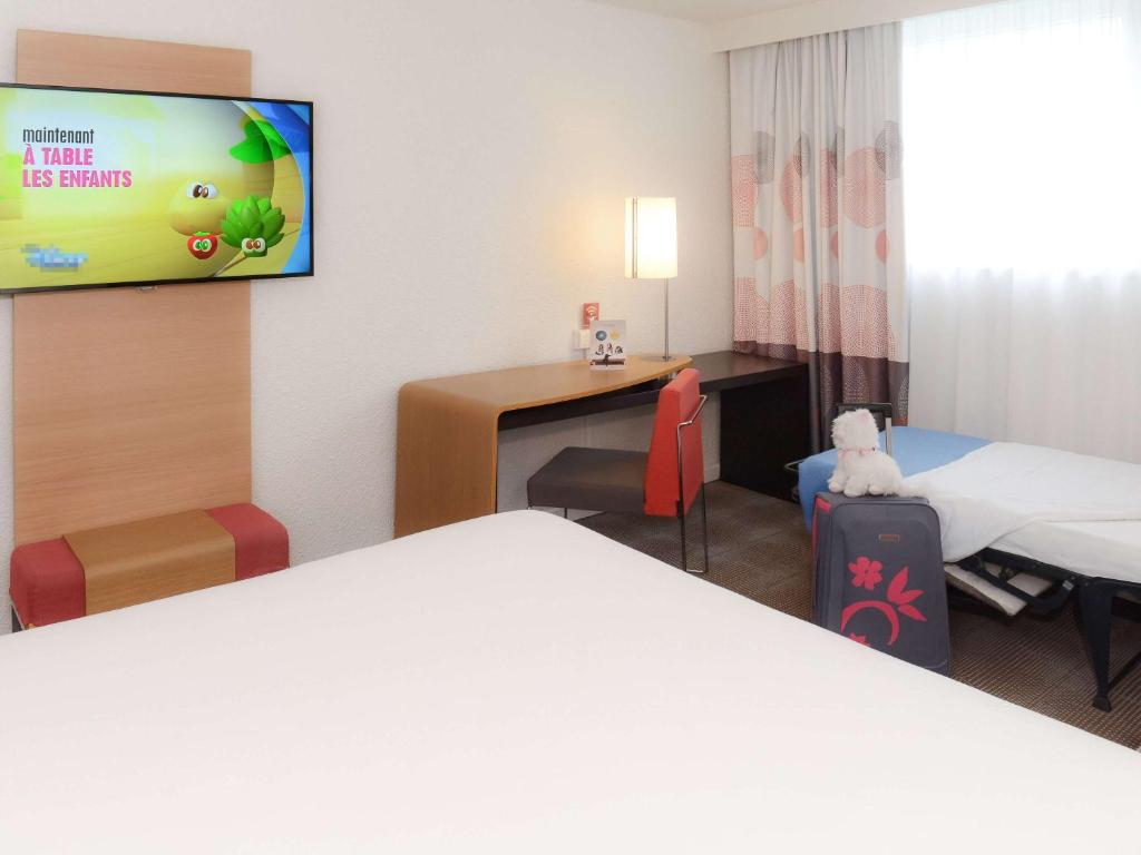 Postel nebo postele na pokoji v ubytování Novotel Caen Côte de Nacre