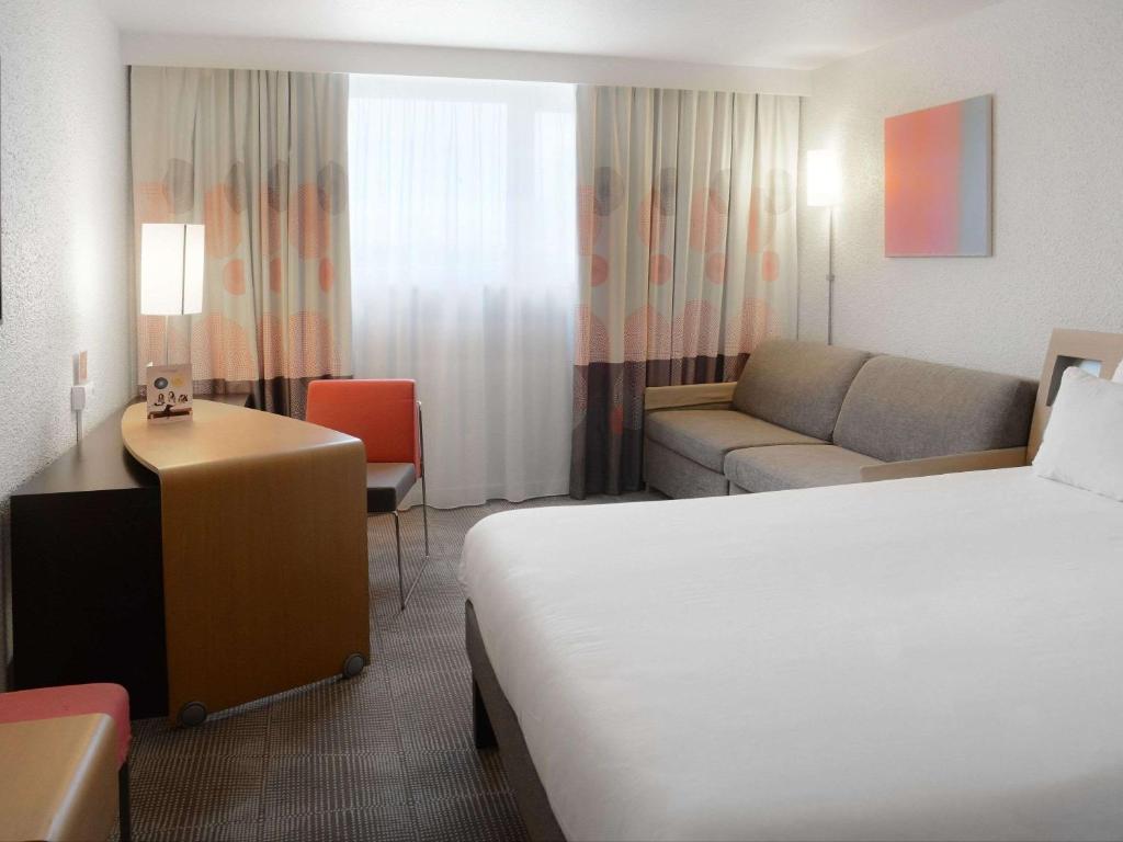 Postel nebo postele na pokoji v ubytování Novotel Caen Côte de Nacre