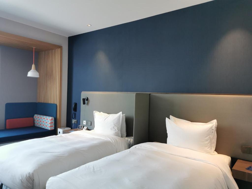 Postel nebo postele na pokoji v ubytování Holiday Inn Express Shanghai Kangqiao by IHG