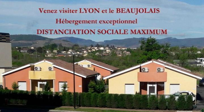 una casa en una zona residencial con las palabras yerevan ivon ct en Au Beaujolais Saint Jean en Belleville-sur-Saône