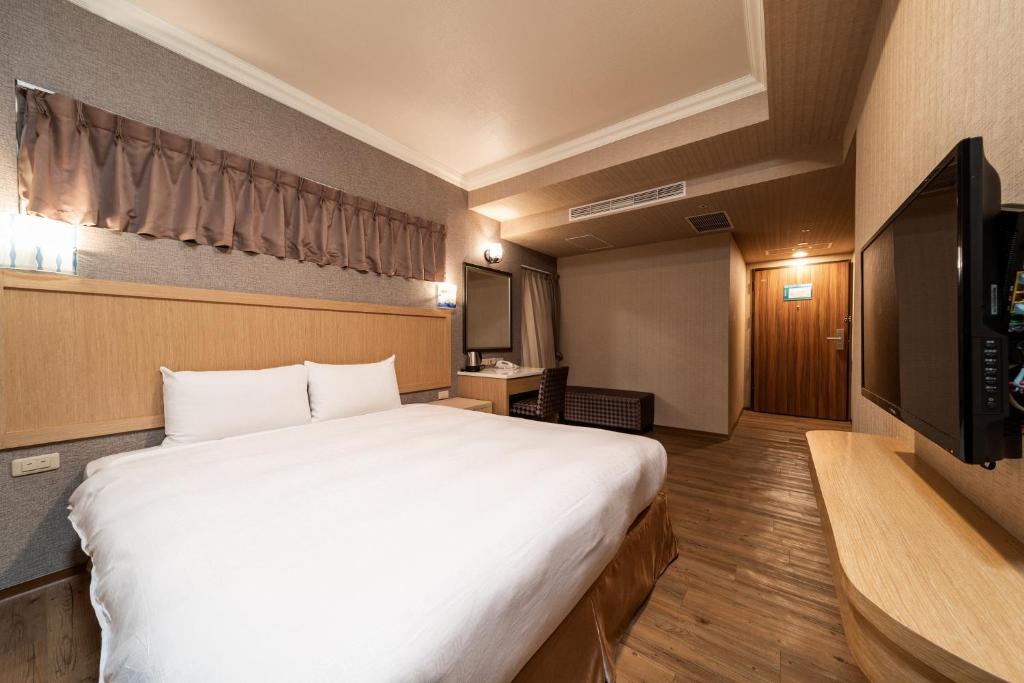 A television and/or entertainment centre at Fish Hotel-Pingtung