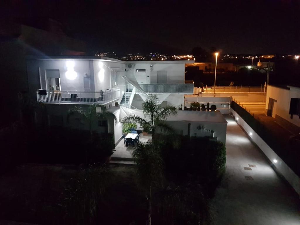 uma casa branca à noite com luzes acesas em B&B Vincenzo em Torre del Greco