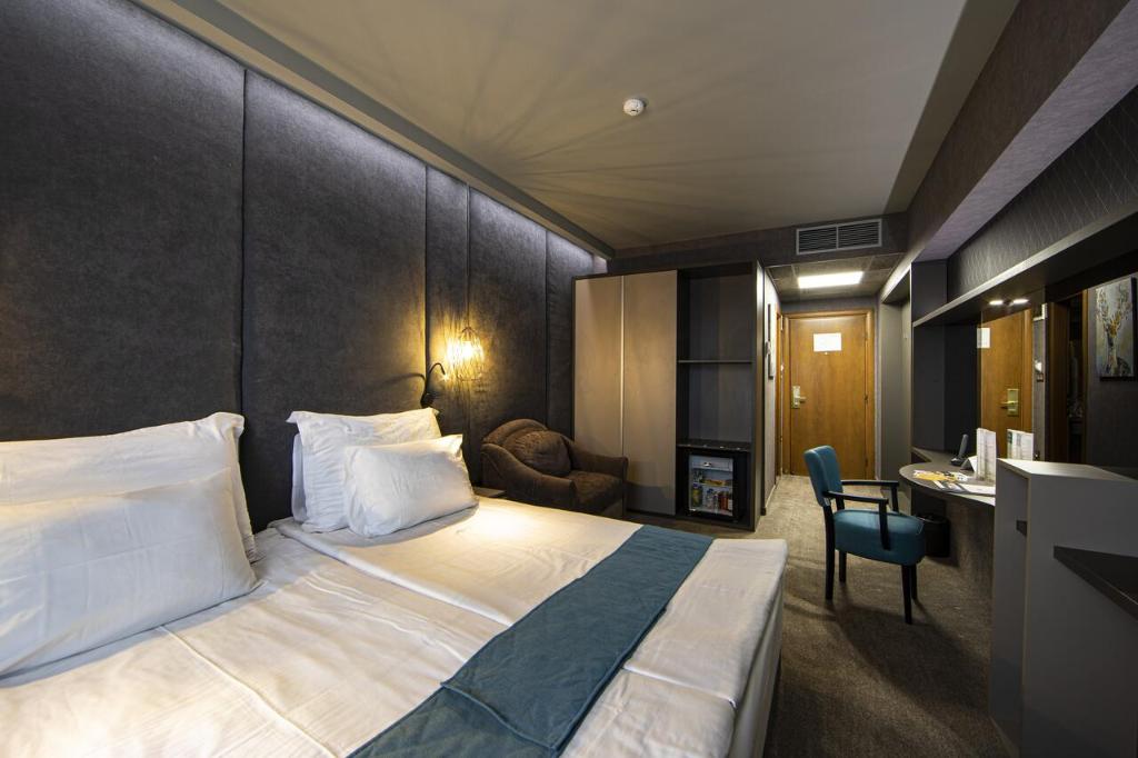 Postel nebo postele na pokoji v ubytování Spa Hotel Ezeretz Blagoevgrad