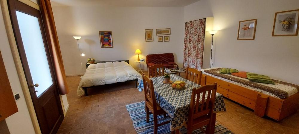 a room with a bedroom with a bed and a table at Bed&Breakfast Duomo in Orvieto
