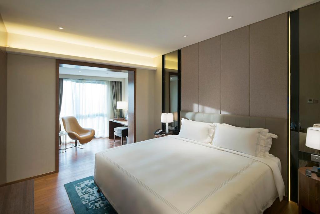 Postel nebo postele na pokoji v ubytování Fraser Suites Shenzhen, Near Huaqiang North Business Zone, Infinity pool, Offer 1 free breakfast