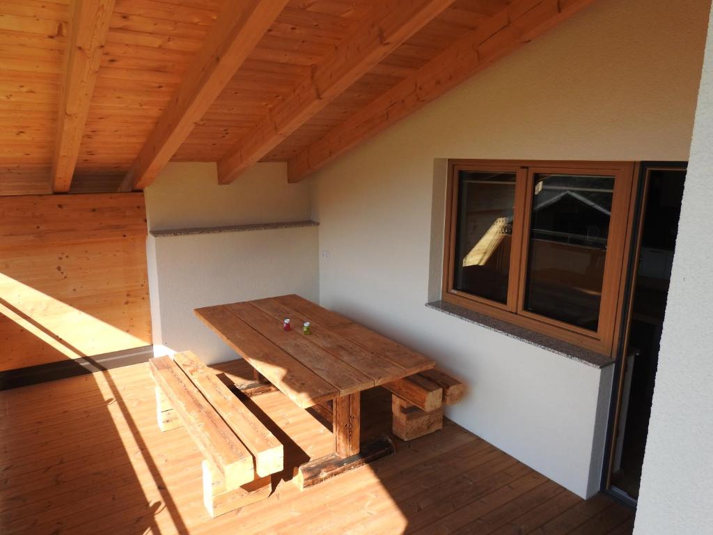 シュトゥンムにあるFerienhaus Höllwarthの木製テーブルと窓が備わる客室です。