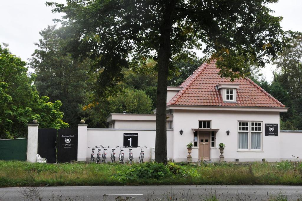 een wit huis met een rood dak bij Boutique Hotel 't Vosje in Haarlem