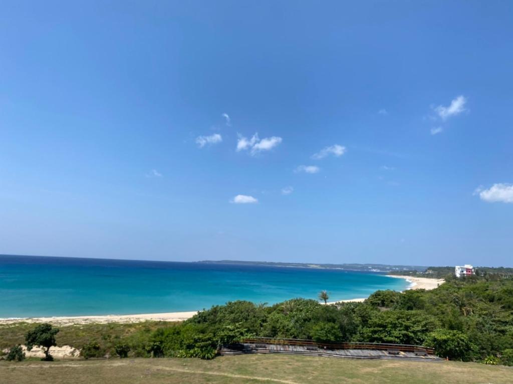 a view of the beach and the ocean at LoveSea 126 Beach Inn in Kenting