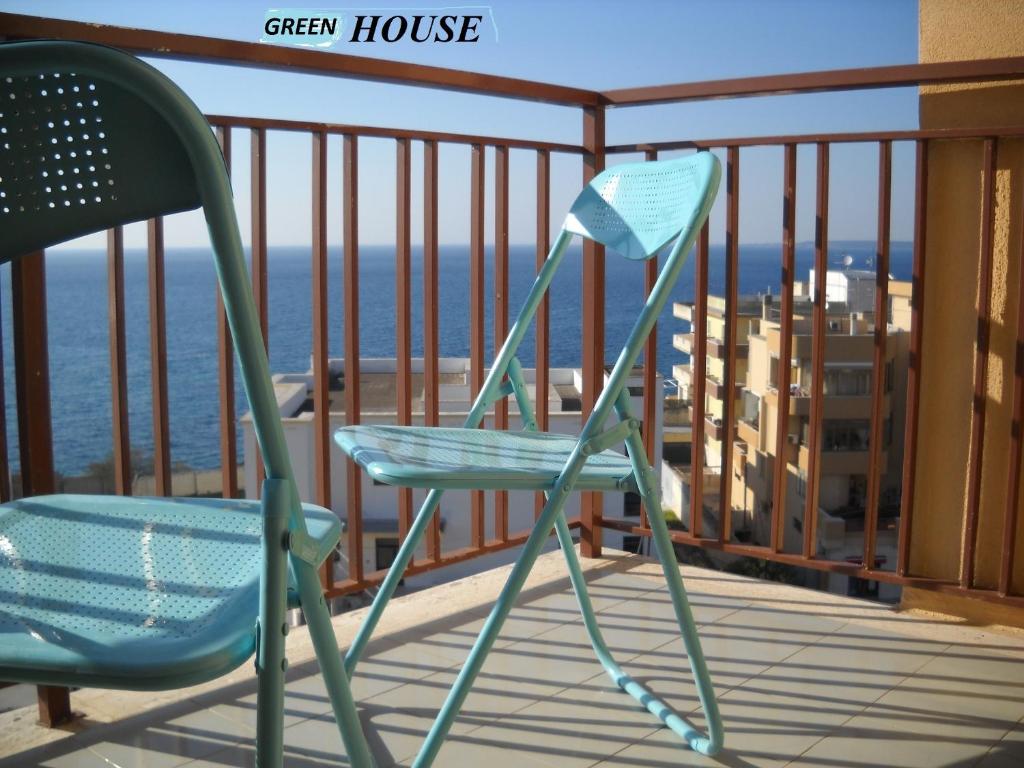 ガリポリにあるGreen House Gallipoliの海を望むバルコニー(青い椅子付)