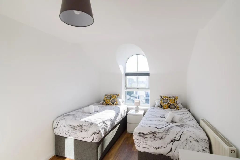 Relaxing Two Bedroom Apartment with WiFi and Parking, Cardiff, Marea Britanie