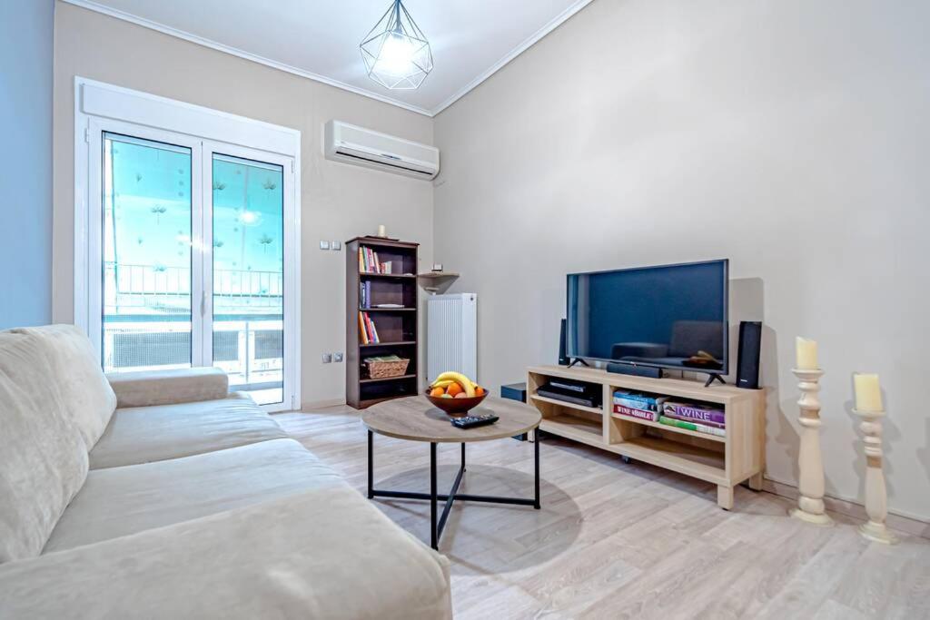 Televízia a/alebo spoločenská miestnosť v ubytovaní A 2 bedroom luxurious experience in Pagrati