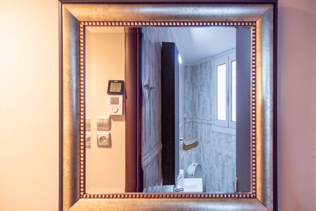 Kúpeľňa v ubytovaní A 2 bedroom luxurious experience in Pagrati