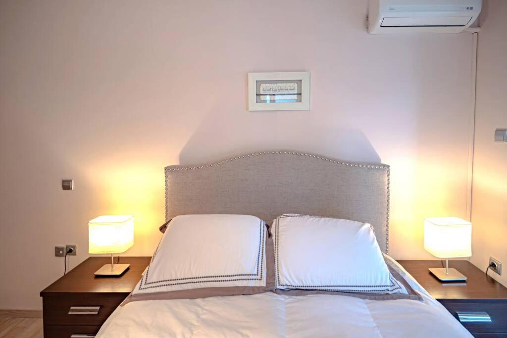 Posteľ alebo postele v izbe v ubytovaní A 2 bedroom luxurious experience in Pagrati