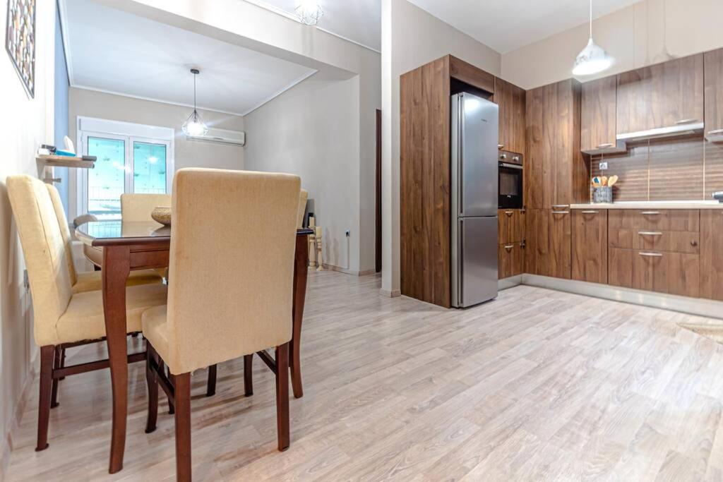 Kuchyňa alebo kuchynka v ubytovaní A 2 bedroom luxurious experience in Pagrati