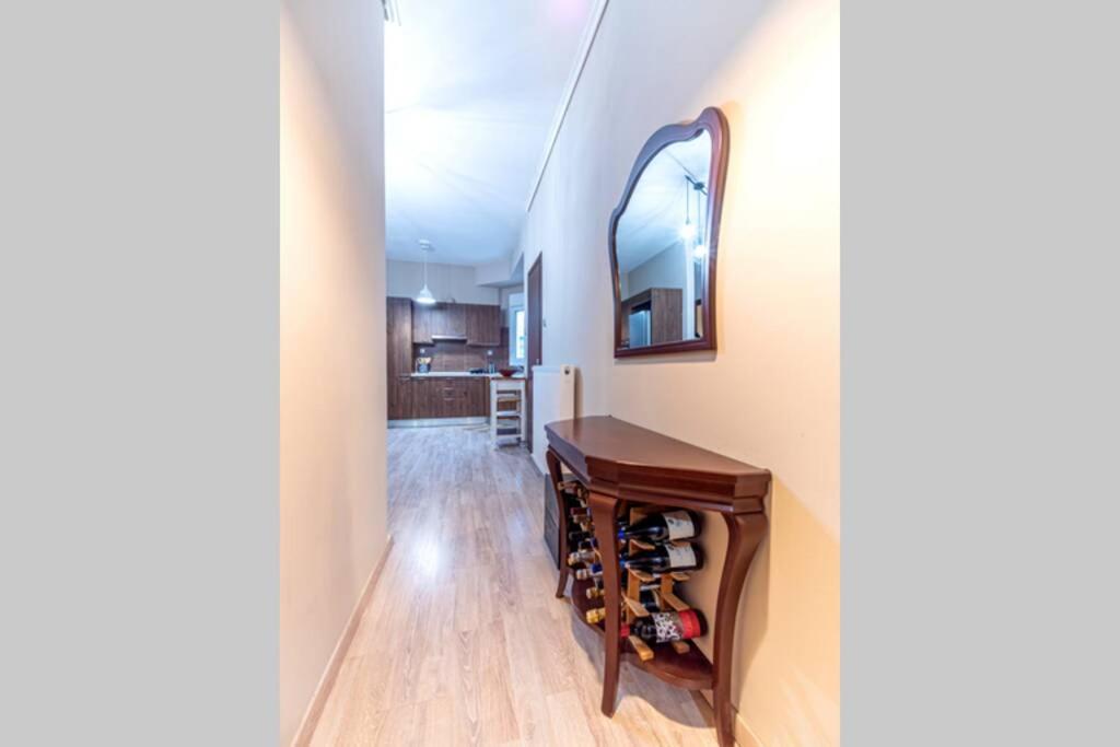 Televízia a/alebo spoločenská miestnosť v ubytovaní A 2 bedroom luxurious experience in Pagrati
