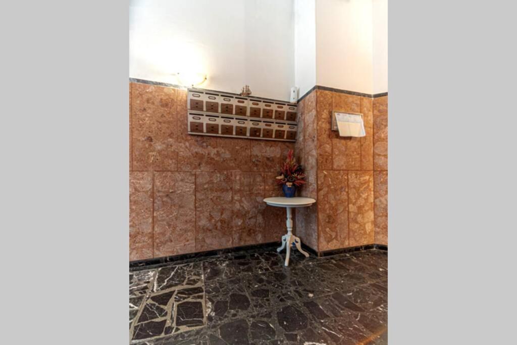 Kúpeľňa v ubytovaní A 2 bedroom luxurious experience in Pagrati