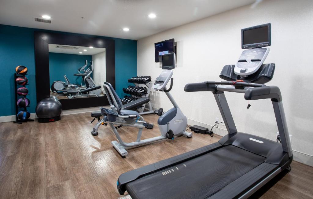 Fitness centrum a/nebo fitness zařízení v ubytování Holiday Inn Express Prescott by IHG