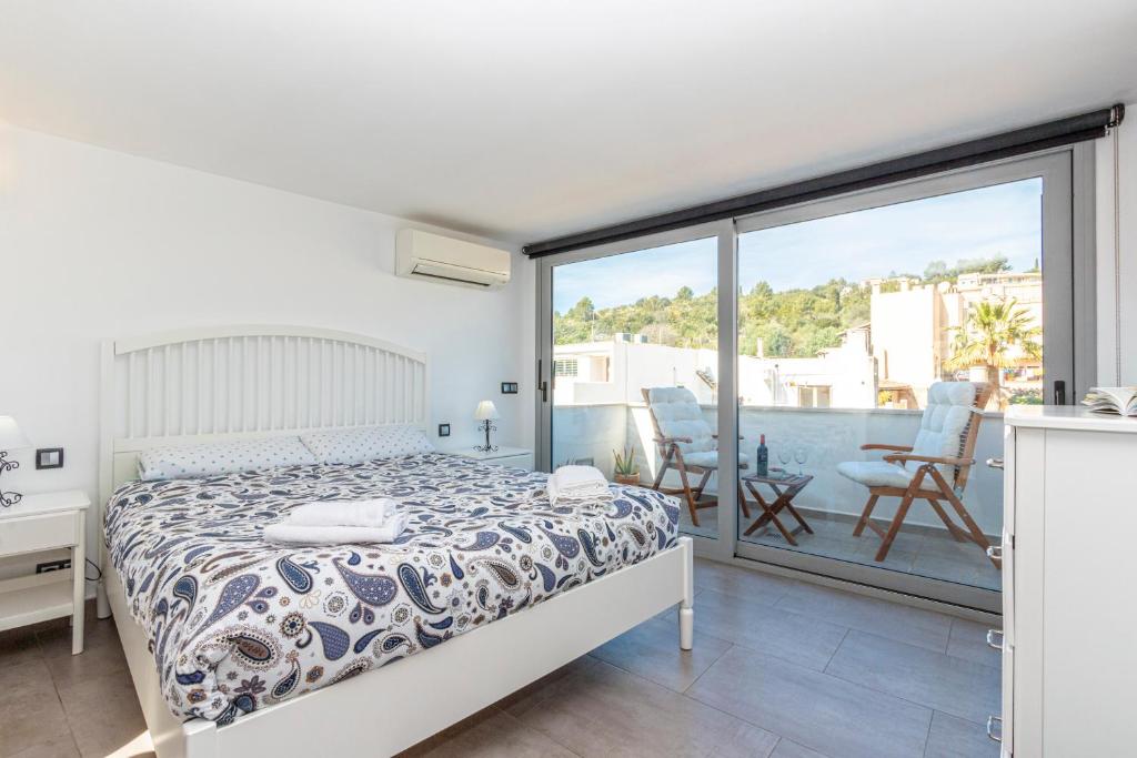 A bed or beds in a room at Townhouse Calvari By homevillas360