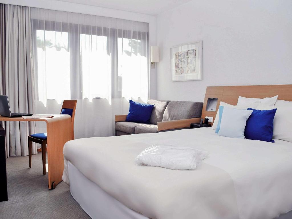 Postel nebo postele na pokoji v ubytování Novotel Gdansk Centrum