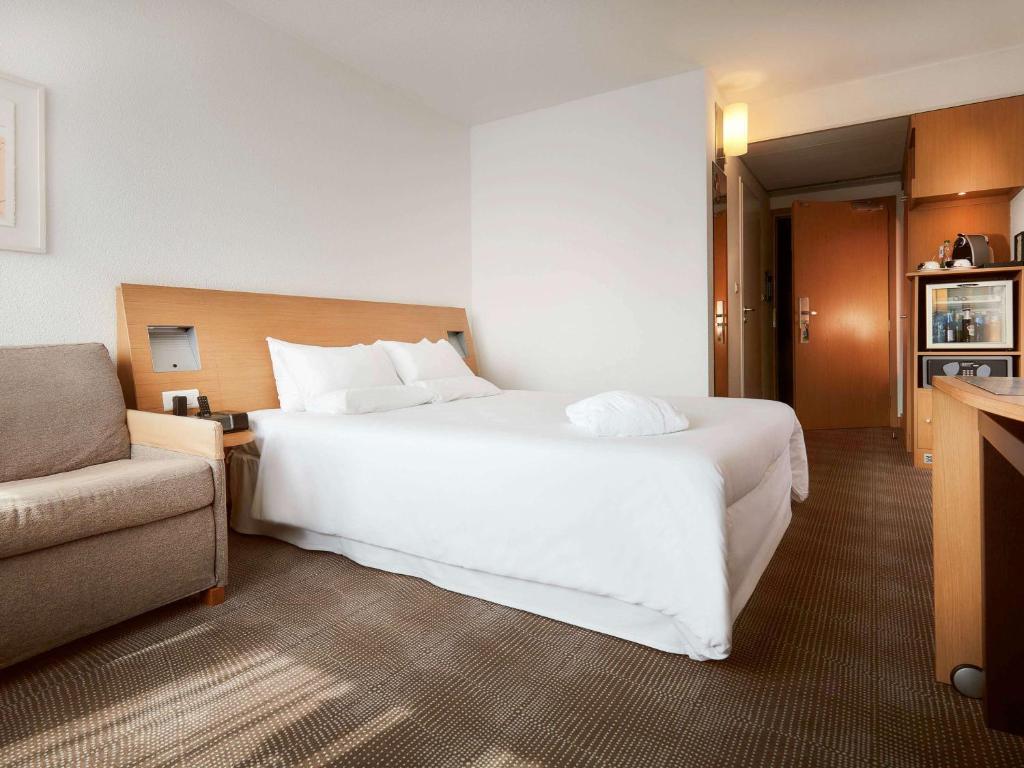 Postel nebo postele na pokoji v ubytování Novotel Gdansk Centrum