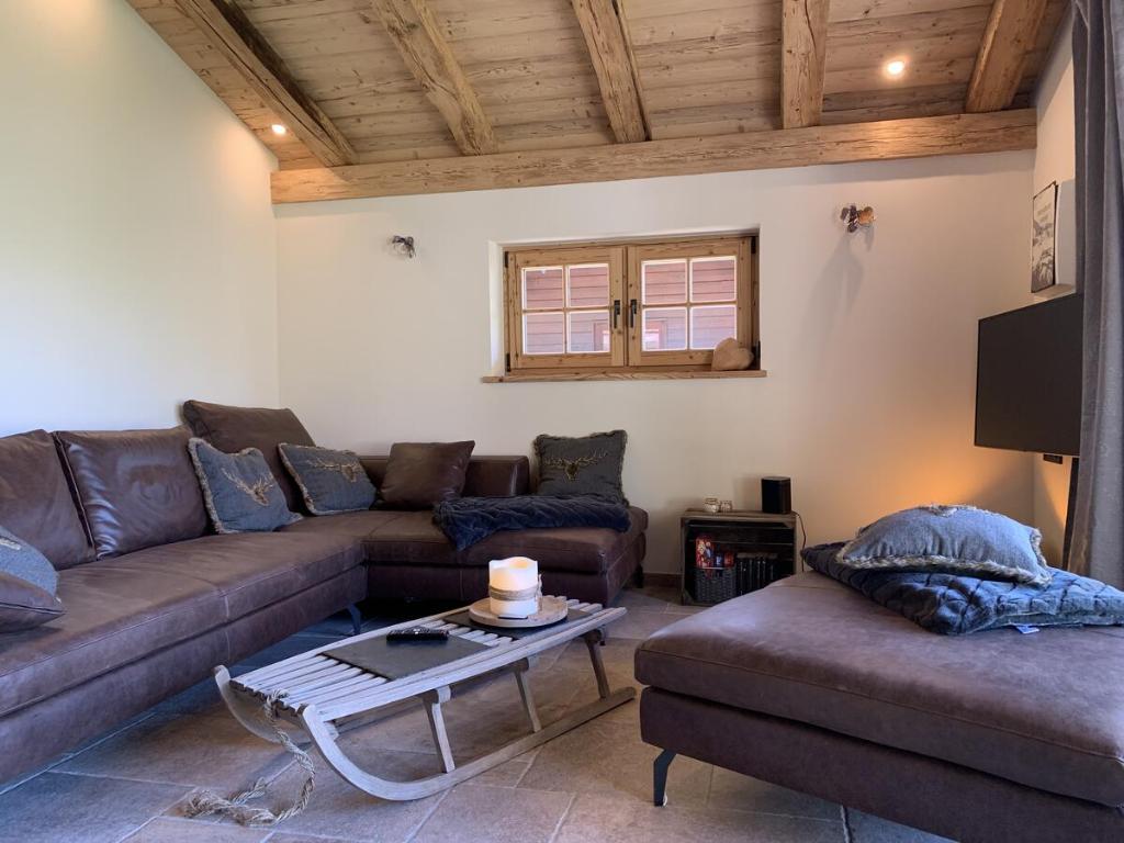 Posezení v ubytování Chalet BERGSUCHT in Ruhpolding Bayern, Traumlage am sonnigen Südhang, kostenlose Parkplätze, schnelles WLAN, ruhige Sackgasse, NETFLIX inklusive
