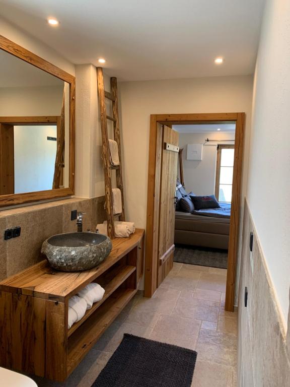 Postel nebo postele na pokoji v ubytování Chalet BERGSUCHT in Ruhpolding Bayern, Traumlage am sonnigen Südhang, kostenlose Parkplätze, schnelles WLAN, ruhige Sackgasse, NETFLIX inklusive