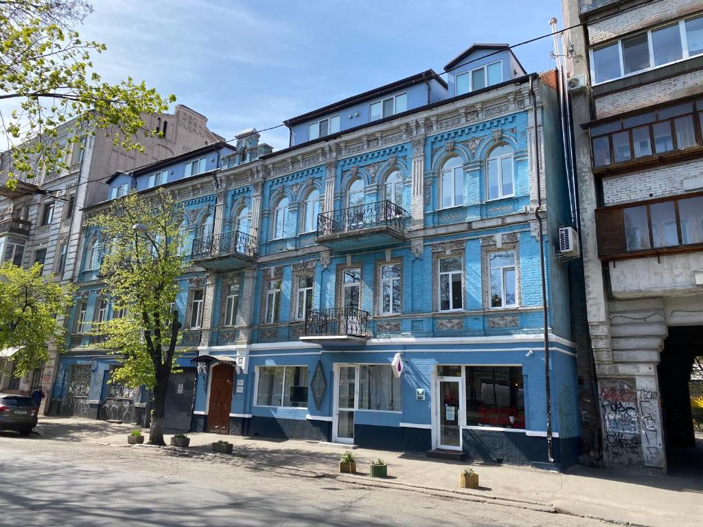 um edifício azul no lado de uma rua em Dudman Hotel em Kiev