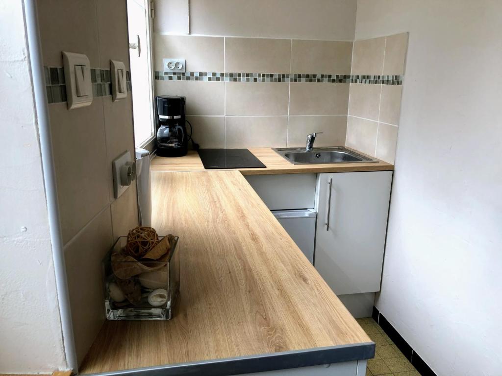 une petite cuisine avec évier et comptoir dans l'établissement Studio 2 pers en vieille ville parking gratuit - by La Source d'OrFée, à Boulogne-sur-Mer